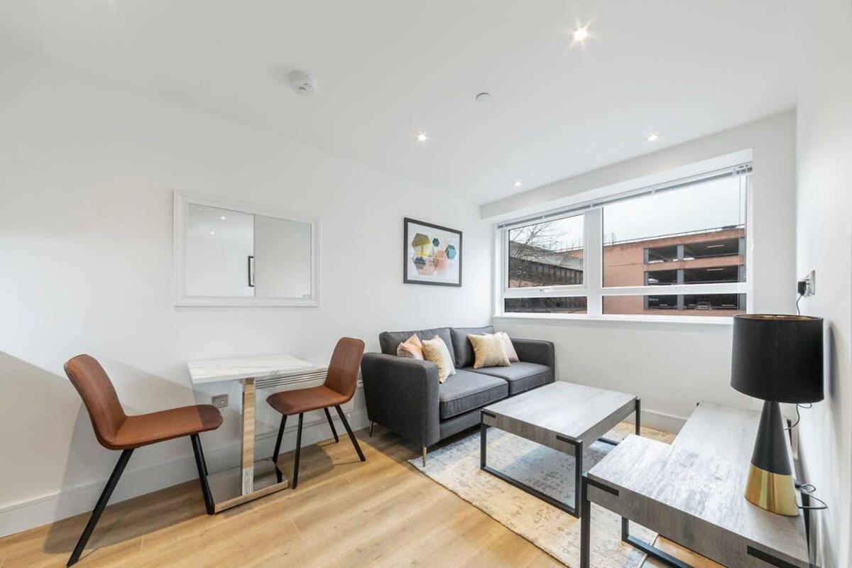 Spacious And Bright Studio In East Grinstead Exteriör bild